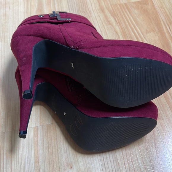 G By Guess Super Sexy Suede Burgundy Ankle Boots With Side Zip Size 9W - Picture 5 of 7